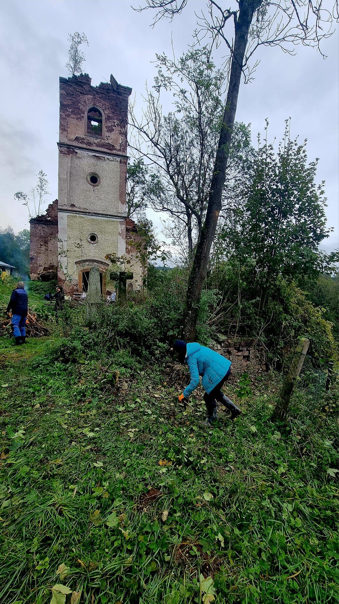 Fotka k článku 5.10.2024 - další brigáda u Evangelického kostela