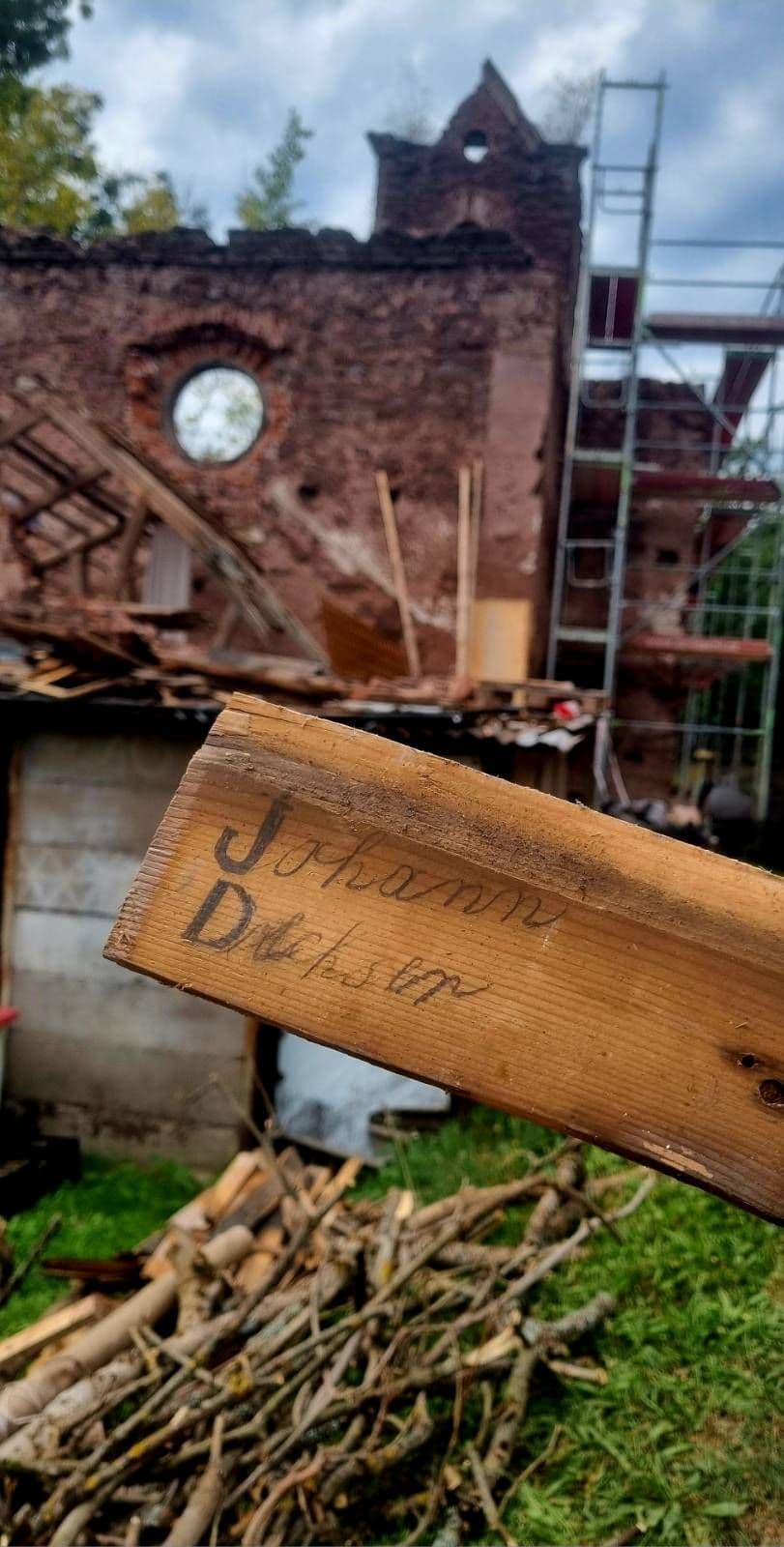 Fotka k článku Mezi starými šindeli jsme objevili podpis i možný letopočet stavby střechy.