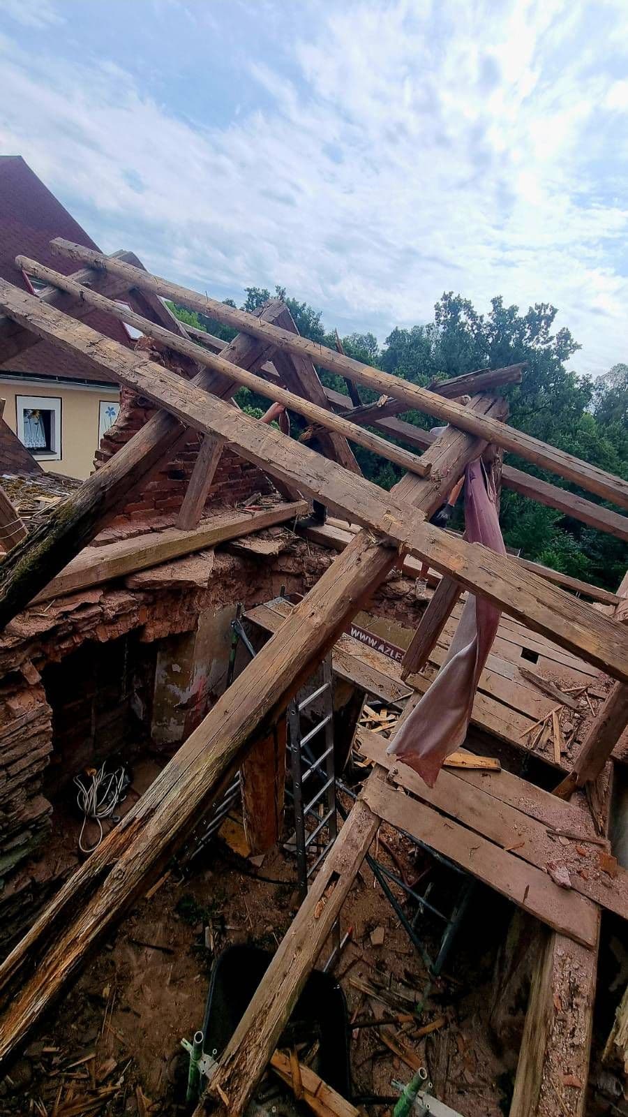 Fotka k článku Sanace dochovaných částí šindelové střechy a krovu sakristie.